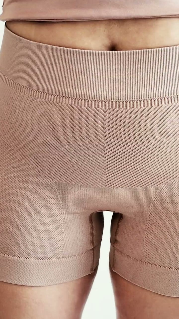 Video de detalle del short puesto, de frente y de espalda