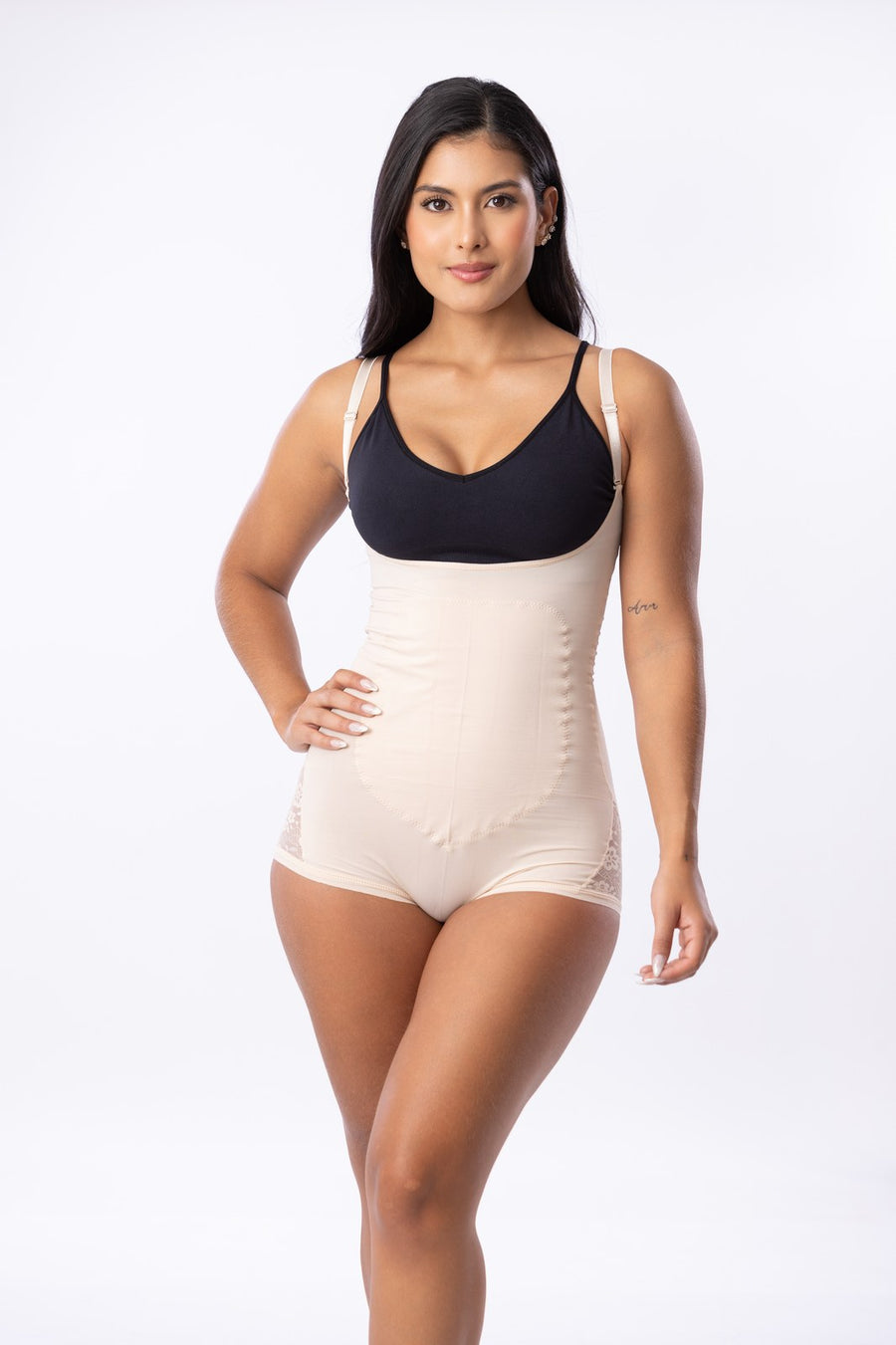 Modelo vistiendo body moldeador cachetero Raf Over con refuerzo de látex, diseño senos libres y acabado seamless beige