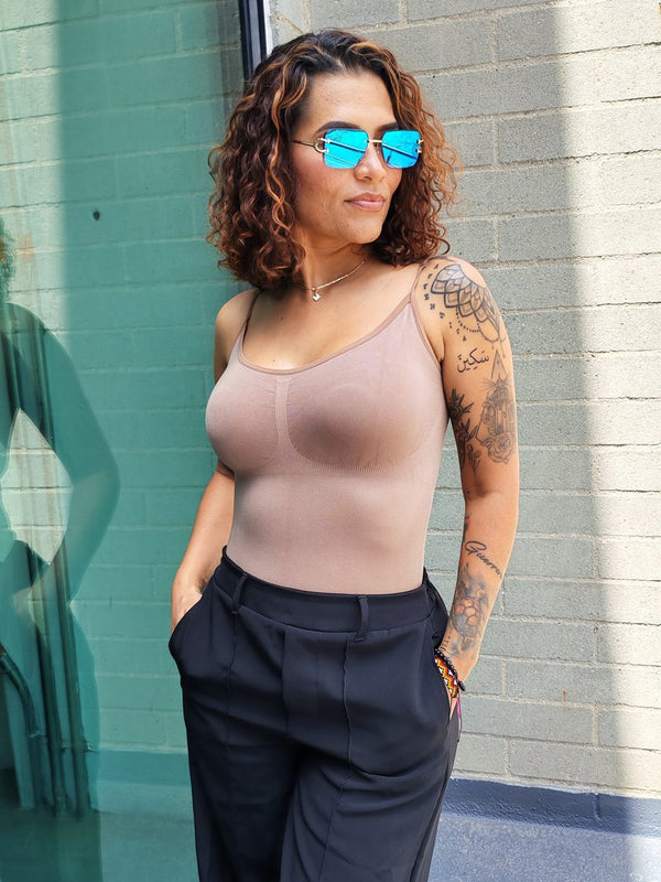 Mujer con el body panty Raf Over REF 625003 en cocoa por dentro de un pantalón negro